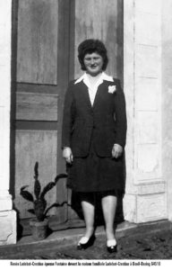 Renée Ladebat-Crestiaa devant la maison familiale en 1944