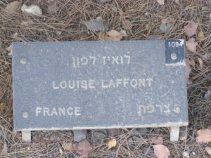 plaque devant l'arbre