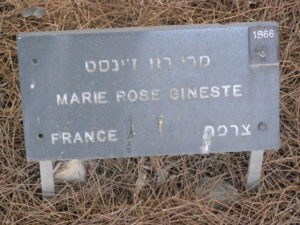 plaque devant l'arbre à Yad Vashem
