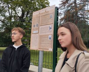 Elèves devant la plaque à Gap