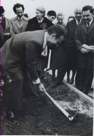 la cérémonie pour planter un arbre le 25 décembre 1975 à Yad Vashem Crédit collYVJ