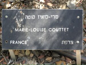 Plaque devant l'arbre de Marie-Louise Couttet