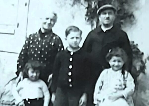 Esther Guillmin et Georges Lesiourd, avec Jacques Zysman (au milieu) et sa soeur Ginette (à droite). - Institut Yad Vashem