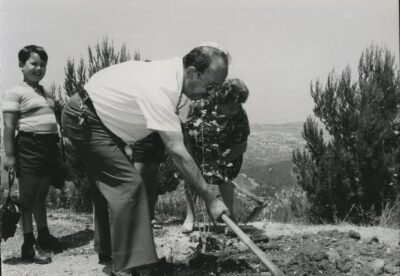 Plantation de l'arbre à Yad Vashem