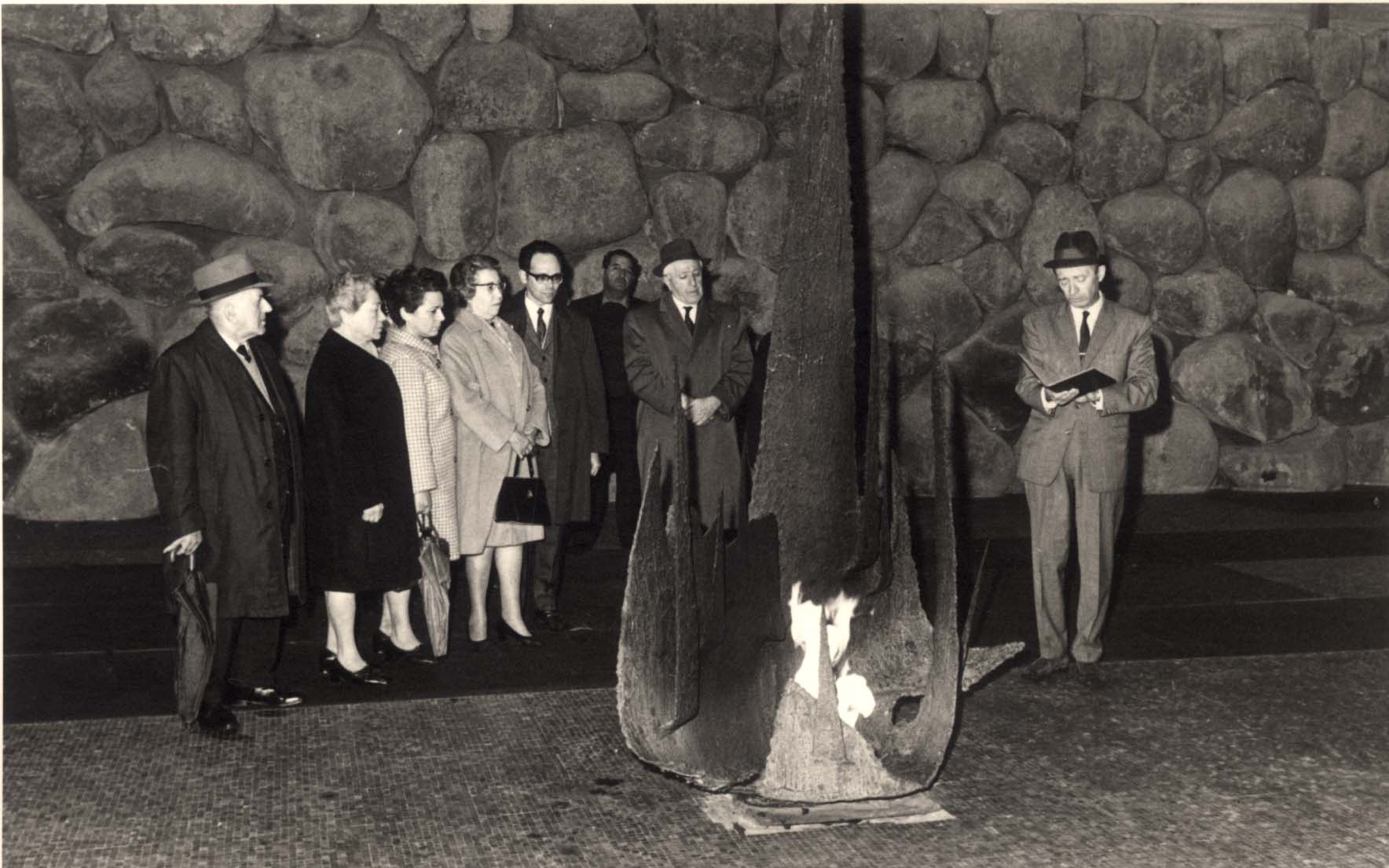 Cérémonie de remise de médaille à Yad Vashem