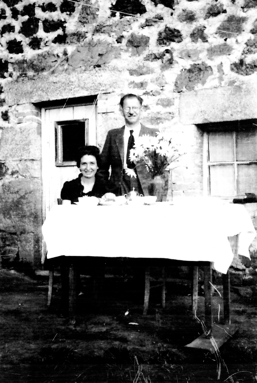 Eugène & Elisabeth entourant le pasteur Trocmé devant la maison d'enfants Les Grillons 